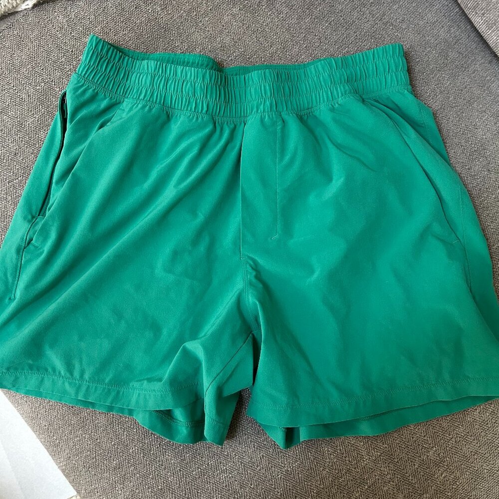 Lululemon Shorts in Kelly Green Size M
